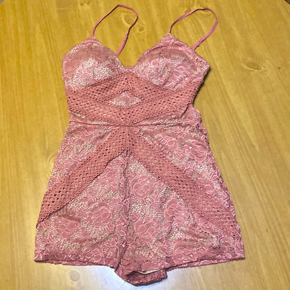 Fashion Nova Women’s Medium Pink Floral Lace Romper Sleeveless NWT